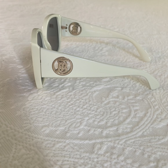 burberry sunglasses never worn